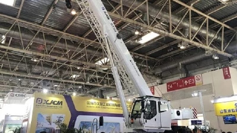 装载机的价格受多种因素影响，如品牌、型号、配置等。以下是一些常见型号的价格对比：