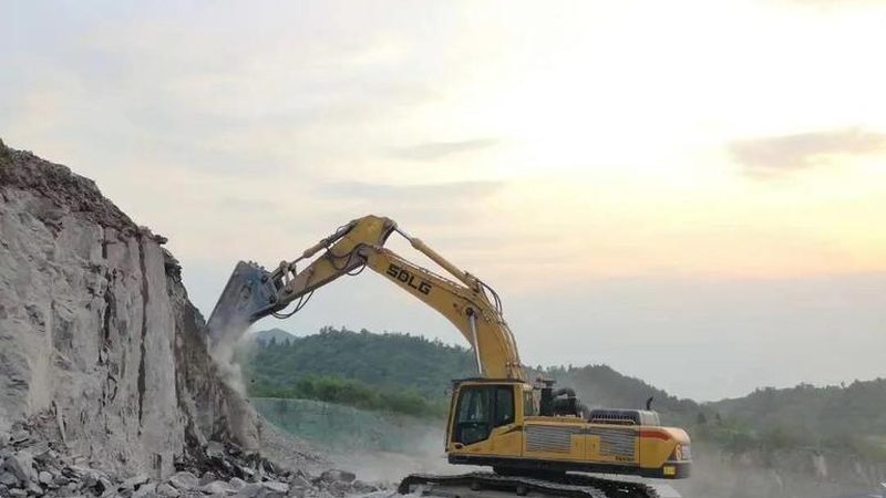 光伏打桩小型旋挖钻机：揭秘其价格背后的因素